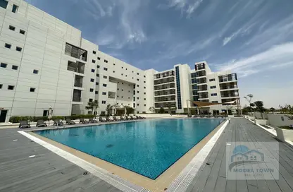 صورة لـ حوض سباحة شقة - 1 حمام للايجار في مساكن ليوناردو - مدينة مصدر - أبوظبي ، صورة رقم 1