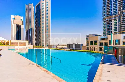 صورة لـ حوض سباحة شقة - 2 غرف نوم - 2 حمامات للايجار في B كريك سايد 18 - حدائق الإمارات 1 - ميناء خور دبي (ذا لاجونز) - دبي ، صورة رقم 1