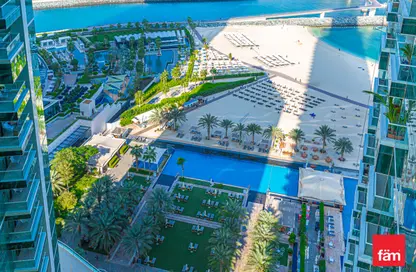صورة لـ حوض سباحة شقة - 3 غرف نوم - 4 حمامات للبيع في برج البطين - مساكن شاطئ الجميرا - دبي ، صورة رقم 1