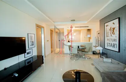 صورة لـ غرفة المعيشة / غرفة الطعام شقة - غرفة نوم - 2 حمامات للايجار في تاور B - داماك تاورز من باراماونت - الخليج التجاري - دبي ، صورة رقم 1