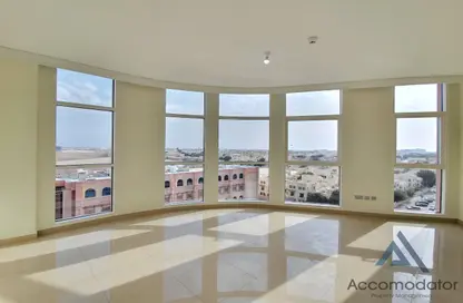 شقة - 3 غرف نوم - 4 حمامات للايجار في يونايتد سكوير - الخالدية - أبوظبي