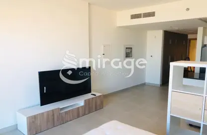 Living Room image for: Apartment - 1 Bathroom for sale in Park View - Saadiyat Island - Abu Dhabi, Image 1