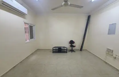 شقة - غرفة نوم - 1 حمام للايجار في الثاني مويلح - تجارية مويلح - الشارقة