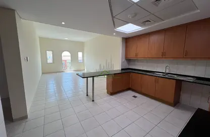 شقة - غرفة نوم - 2 حمامات للايجار في مبنى 108-137 - طراز حديث - ديسكفري غاردنز - دبي