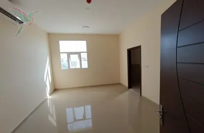 شقة - 2 غرف نوم - 3 حمامات للايجار في مسجد حي هزاع - المطارد - العين