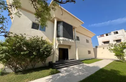 Villa - 5 Bedrooms - 7+ Bathrooms for rent in Jumeirah 1 - Jumeirah - Dubai