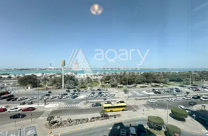 شقة - 4 غرف نوم - 4 حمامات للايجار في ابراج الساحل - شارع الكورنيش - أبوظبي
