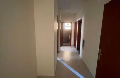 شقة - 2 غرف نوم - 2 حمامات للايجار في بناء النباعة - النبعة - الشرق - الشارقة