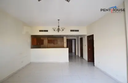 شقة - غرفة نوم - 2 حمامات للايجار في P16 - طراز فرنسي - المدينة العالمية - دبي