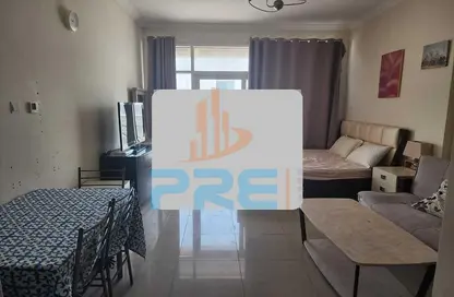 Living / Dining Room image for: Apartment - 1 Bathroom for rent in Siraj Tower - Arjan - Dubai, Image 1
