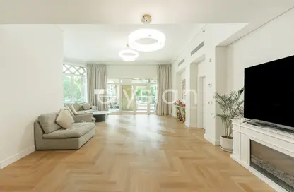 Apartment - 3 Bedrooms - 3 Bathrooms for sale in Al Nabat - Shoreline Apartments - Palm Jumeirah - Dubai