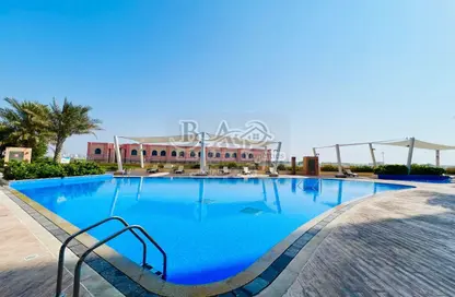 شقة - 2 غرف نوم - 4 حمامات للايجار في يونايتد سكوير - الخالدية - أبوظبي