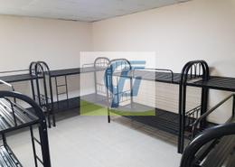 صورةغرفة- غرفة النوم لـ: سكن عمال - 8 حمامات للكراء في ام دبليو-4 - مصفح الصناعية - مصفح - أبوظبي, صورة 1