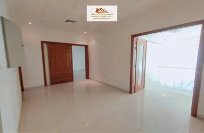Apartment - 3 Bedrooms - 4 Bathrooms for rent in Khalidiya Centre - Cornich Al Khalidiya - Al Khalidiya - Abu Dhabi