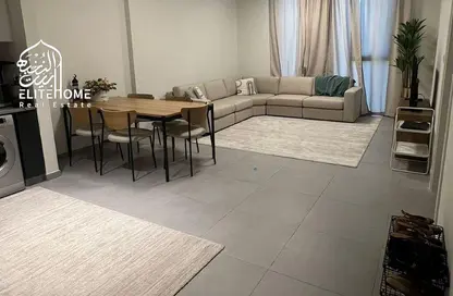 شقة - غرفة نوم - 2 حمامات للبيع في ذا سولو - الجادة - الشارقة