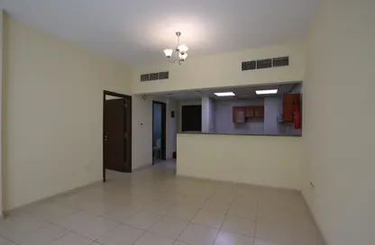 شقة - غرفة نوم - 2 حمامات للايجار في اي سي 1 اماراتي 18 - طراز إماراتي - المدينة الدولية - دبي