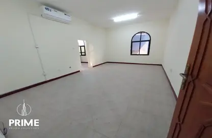 صورة لـ غرفة فارغة شقة - 1 حمام للايجار في المشرف - أبوظبي ، صورة رقم 1