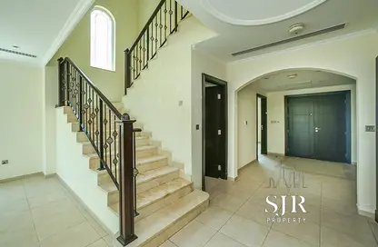 Stairs image for: Villa - 4 Bedrooms - 4 Bathrooms for rent in Legacy - Jumeirah Park - Dubai, Image 1
