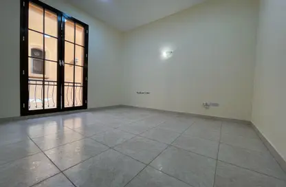 شقة - 1 حمام للايجار في مجمع الوزارات - خليفة بارك - الطريق الشرقي - أبوظبي