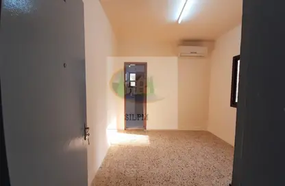 صورة لـ غرفة فارغة شقة - 1 حمام للايجار في شارع المطار - أبوظبي ، صورة رقم 1