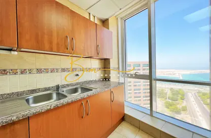 صورة لـ مطبخ شقة - 3 غرف نوم - 4 حمامات للايجار في برج الريم - شارع الكورنيش - أبوظبي ، صورة رقم 1