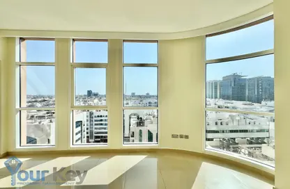 شقة - 3 غرف نوم - 4 حمامات للايجار في يونايتد سكوير - الخالدية - أبوظبي