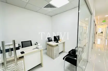 مكتب - استوديو - 1 حمام للايجار في لولو سنتر - منطقة حديقة الكرامة - الكرامة - دبي