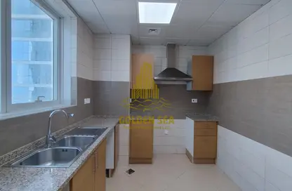 صورة لـ مطبخ شقة - غرفة نوم - 2 حمامات للايجار في وايف تاور - شارع الكورنيش - أبوظبي ، صورة رقم 1