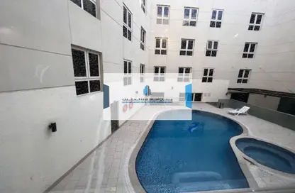 صورة لـ حوض سباحة شقة - غرفة نوم - 2 حمامات للايجار في روضة أبو ظبي - أبوظبي ، صورة رقم 1