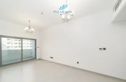 Empty Room image for: Apartment - 1 Bedroom - 2 Bathrooms for rent in Al Muraqqabat - Deira - Dubai, Image 1