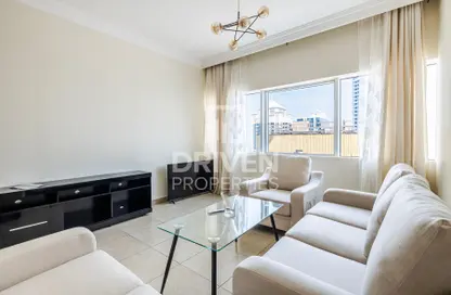 Living Room image for: Apartment - 1 Bedroom - 2 Bathrooms for rent in MAG 218 - Dubai Marina - Dubai, Image 1