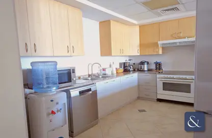 صورة لـ مطبخ شقة - 3 غرف نوم - 4 حمامات للبيع في 2 نيو بريدج هيلز - نيو بريدج هيلز - مدينة السيارات - دبي ، صورة رقم 1