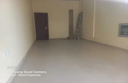 Shop - Studio - 1 Bathroom for rent in Al Karama - Dubai