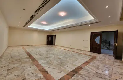 صورة لـ غرفة فارغة فيلا - 5 غرف نوم - 6 حمامات للايجار في البطين - أبوظبي ، صورة رقم 1