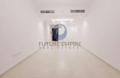 شقة - 2 غرف نوم - 3 حمامات للايجار في مبنى عرض المطار - منطقة القرهود - دبي شقة - 2 غرف نوم - 3 حمامات للايجار في مبنى عرض المطار - منطقة القرهود - دبي