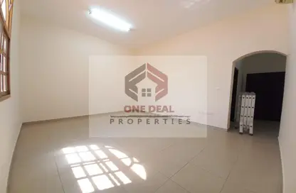 Apartment - 2 Bedrooms - 2 Bathrooms for rent in Central District - Al Ain
