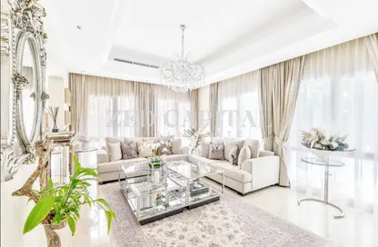 Apartment - 5 Bedrooms - 6 Bathrooms for sale in Meadows 8 - Meadows - Dubai