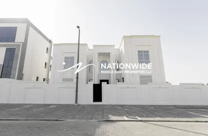 Villa - 4 Bedrooms - 5 Bathrooms for rent in Baniyas West - Baniyas - Abu Dhabi