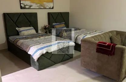 شقة - 1 حمام للايجار في طريق كورنيش عجمان - عجمان