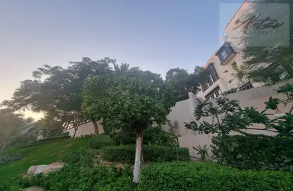 Retail - Studio - 2 Bathrooms for rent in Golden Mile - Palm Jumeirah - Dubai