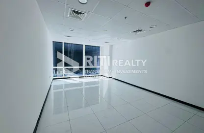 مكتب - استوديو - 1 حمام للايجار في برج تماني - الخليج التجاري - دبي