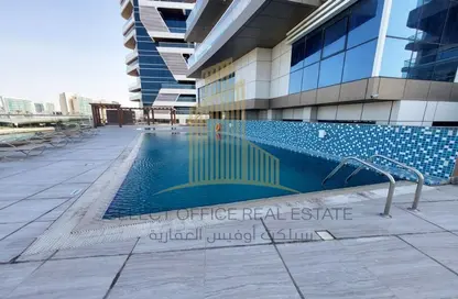 صورة لـ حوض سباحة شقة - 2 غرف نوم - 3 حمامات للايجار في فندق شاطئ الراحة - شاطئ الراحة - أبوظبي ، صورة رقم 1
