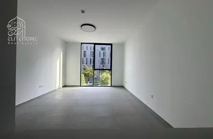 شقة - غرفة نوم - 2 حمامات للبيع في الطراز - حي نسيج - الجادة - الشارقة