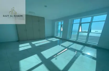 شقة - 3 غرف نوم - 2 حمامات للايجار في مساكن كورنيش عجمان - طريق كورنيش عجمان - عجمان