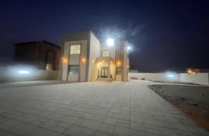 فيلا - 5 غرف نوم - 8 حمامات للايجار في الرفاع - رأس الخيمة