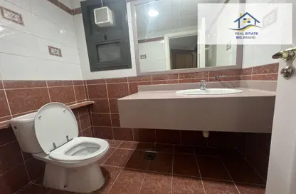صورة لـ حمام شقة - 3 غرف نوم - 3 حمامات للايجار في شارع المطار - أبوظبي ، صورة رقم 1
