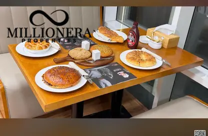 متجر - استوديو - 2 حمامات للبيع في طريق كورنيش عجمان - عجمان