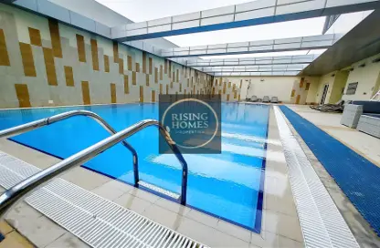 صورة لـ حوض سباحة شقة - 2 غرف نوم - 4 حمامات للايجار في برج الدانة - دانة بو ظبي - أبوظبي ، صورة رقم 1