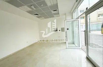 متجر - استوديو - 2 حمامات للايجار في الخالدية - أبوظبي