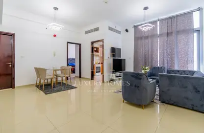 Living / Dining Room image for: Apartment - 1 Bedroom - 2 Bathrooms for sale in DEC Tower 1 - DEC Towers - Dubai Marina - Dubai, Image 1